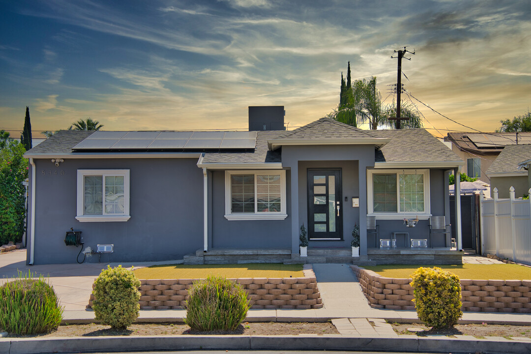 8340 Wakefield Ave in Panorama City, CA - Foto de edificio