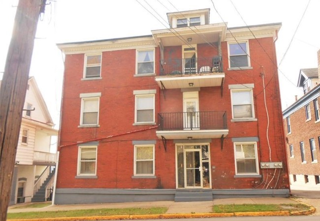 212 Highland Ave in Pitcairn, PA - Foto de edificio - Building Photo