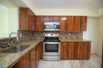 141 NW 76th Ave in Pembroke Pines, FL - Building Photo - Building Photo
