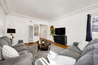 4343 Laurel Canyon Blvd in Studio City, CA - Foto de edificio - Building Photo