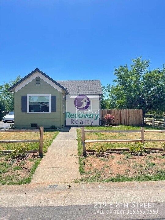 219 E 8th St in Lincoln, CA - Building Photo