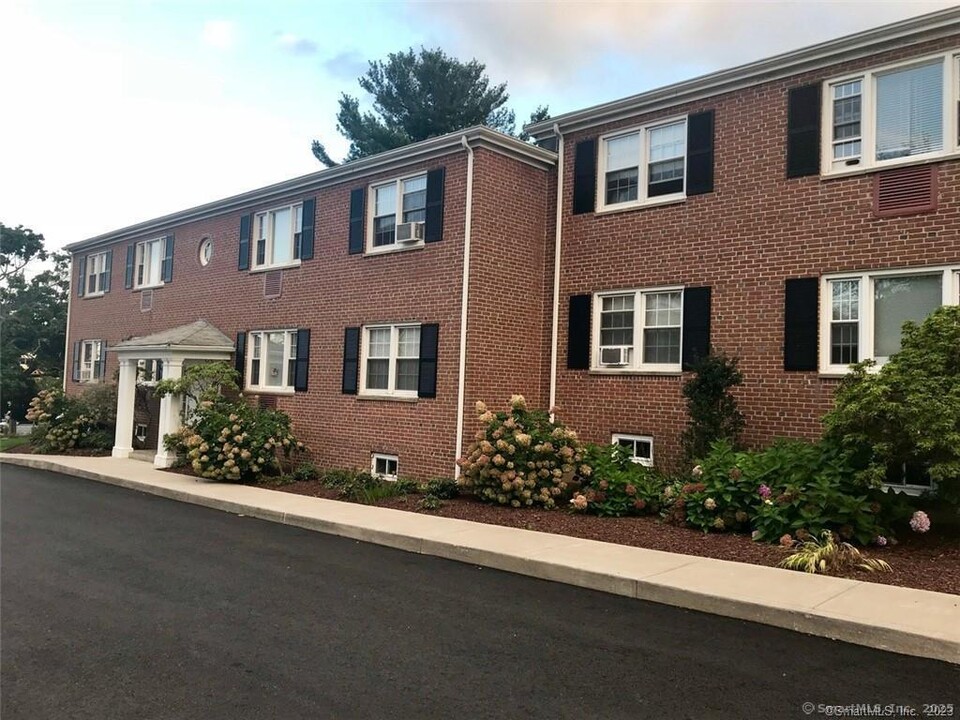 747 N Main St in West Hartford, CT - Building Photo