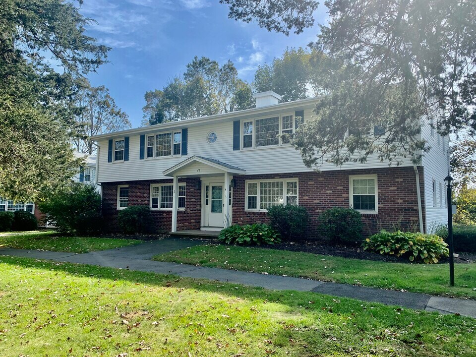 26 College St in Clinton, CT - Building Photo