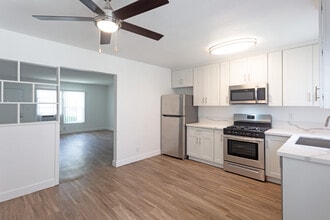 Coldwater Canyon Apartments in Sherman Oaks, CA - Building Photo - Interior Photo