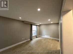 5715 Prairie Cir in Mississauga, ON - Building Photo - Building Photo