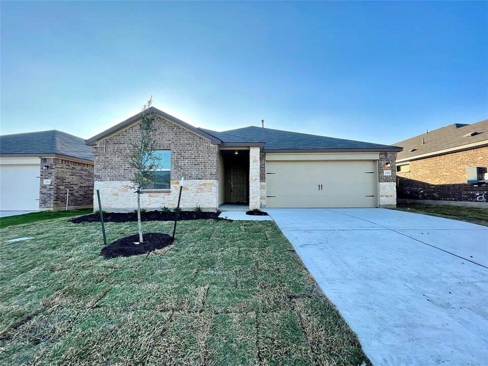 215 Magione St in Hutto, TX - Building Photo