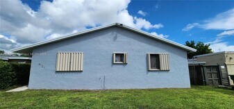 6121 SW 39th St in Miramar, FL - Building Photo