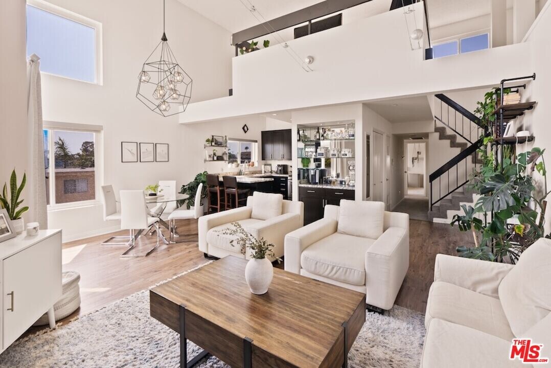 11938 Courtleigh Dr in Los Angeles, CA - Building Photo