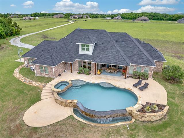 300 Judd Rd in Van Alstyne, TX - Building Photo