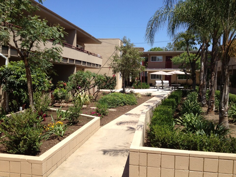 511 E Washington Ave in Santa Ana, CA - Foto de edificio