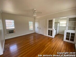 245 E Lullwood Ave in San Antonio, TX - Building Photo - Building Photo