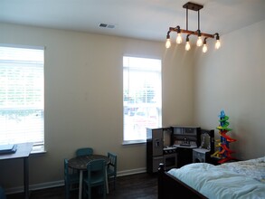 214 Bowling Green Cir in Stephens City, VA - Foto de edificio - Building Photo