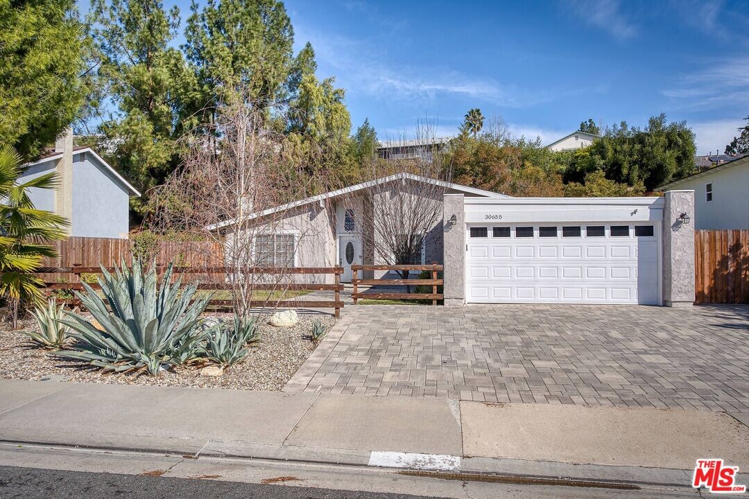 30655 Lakefront Dr in Agoura Hills, CA - Building Photo