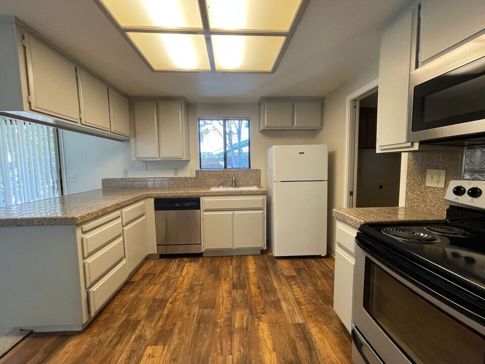 409 Sailwind Way in Sacramento, CA - Building Photo