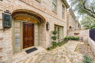 2310 Briarglen Dr in Houston, TX - Building Photo - Building Photo