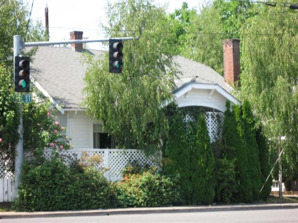 2390-2392 State St in Salem, OR - Building Photo