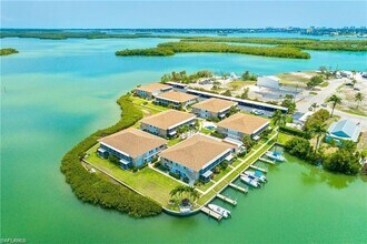 330 Kon Tiki Dr in Naples, FL - Foto de edificio - Building Photo