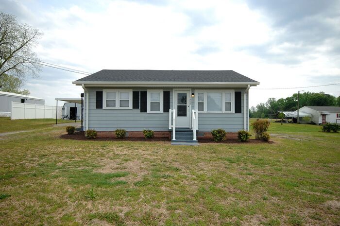 1365 Thunder Swamp Rd in Mount Olive, NC - Foto de edificio