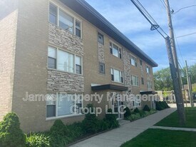 6047 N Northwest Hwy in Chicago, IL - Building Photo