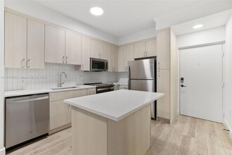 10170 SW 7th St, Unit 38-208 in Pembroke Pines, FL - Building Photo - Building Photo