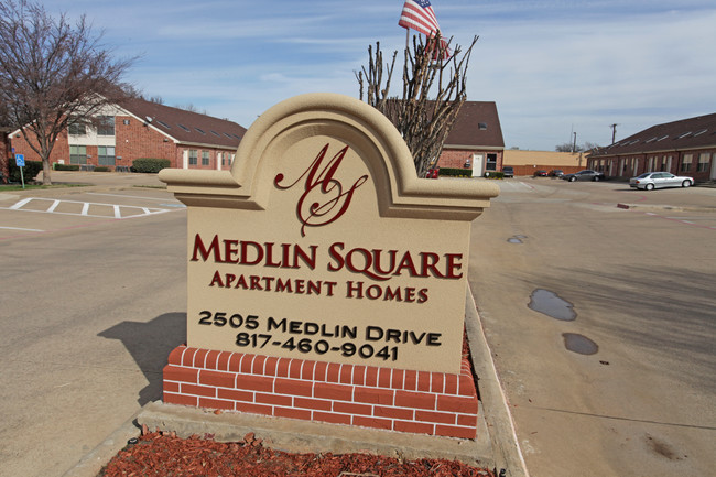 Medlin Square in Arlington, TX - Building Photo - Building Photo