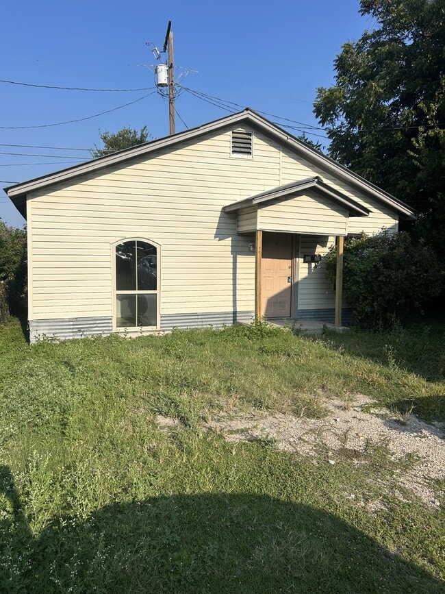 property at 1016 1/2 S 15th St
