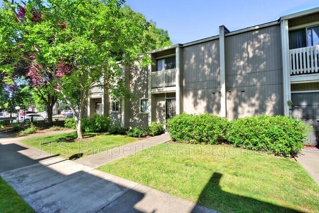 property at 9 Derow Ct