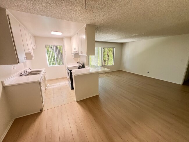 4424 Woodman Ave, Unit 305 in Los Angeles, CA - Building Photo - Building Photo