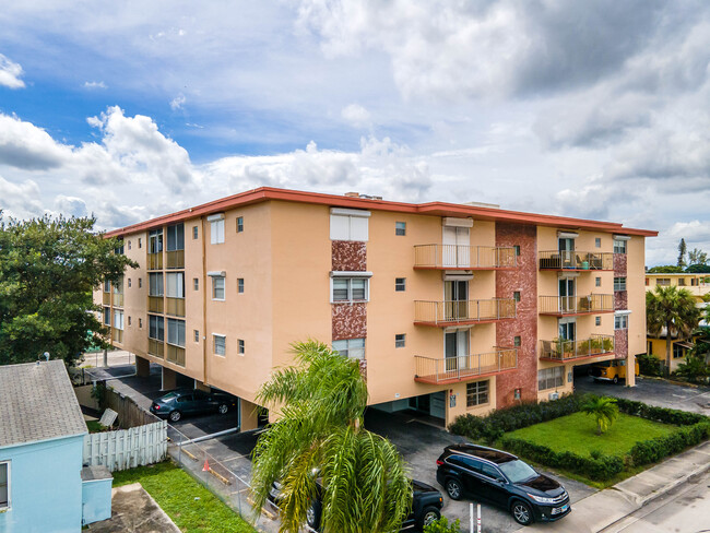 Fillmore Condominium Apartments in Hollywood, FL - Building Photo - Building Photo