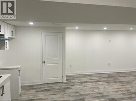 17 Fisher Crescent in Hamilton, ON - Building Photo