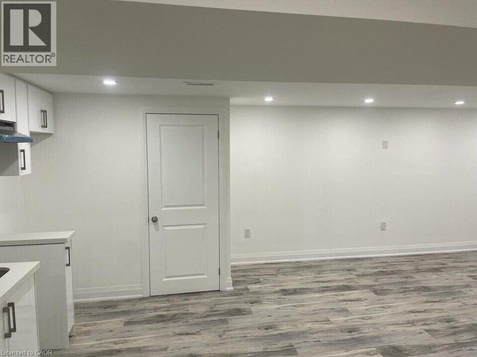 17 Fisher Crescent in Hamilton, ON - Building Photo