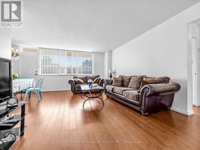 130 Neptune Dr in Toronto, ON - Building Photo - Building Photo
