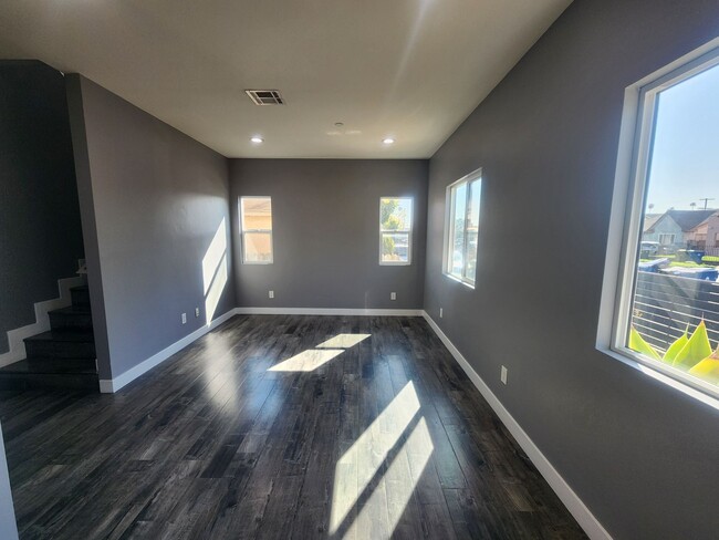 731 1/2-631 W 83rd St in Los Angeles, CA - Building Photo - Building Photo