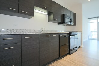 136 W Chicago Ave in Chicago, IL - Building Photo - Building Photo