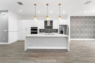 4420 NW 81st Ave in Doral, FL - Building Photo - Building Photo