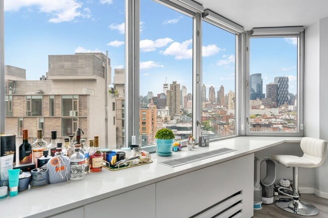 500 W 43rd St in New York, NY - Building Photo - Building Photo