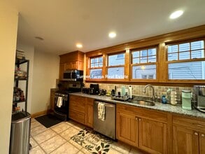 202 Calumet St, Unit 1 in Boston, MA - Foto de edificio - Building Photo