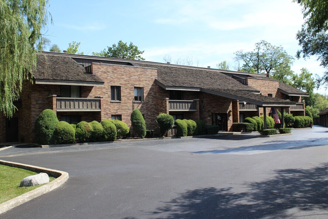 Polo Club West in Oakbrook Terrace, IL - Building Photo