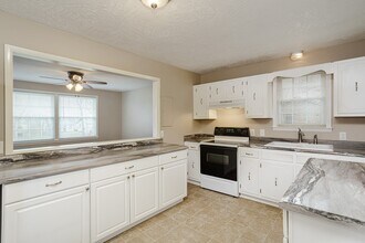 121 Highland Dr in White House, TN - Building Photo - Building Photo