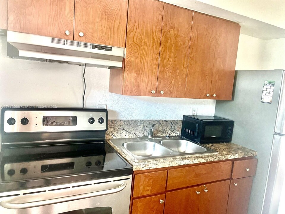 2247 Simms St in Hollywood, FL - Building Photo