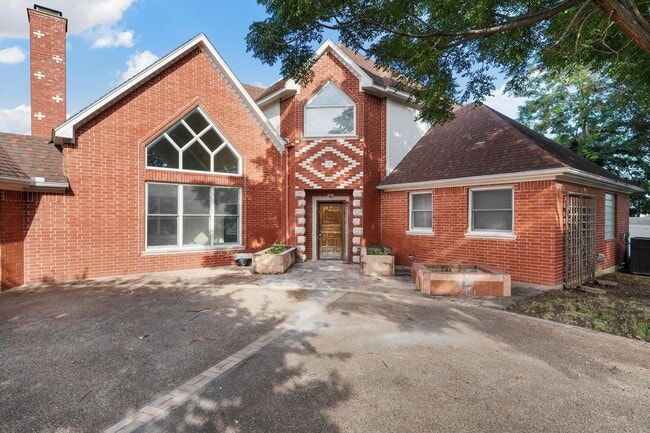 308 Westlane Cir in Woodway, TX - Building Photo - Building Photo