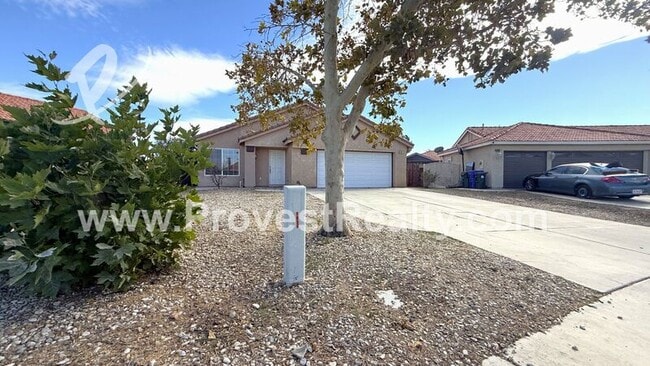 11085 Live Oak Ln in Adelanto, CA - Building Photo - Building Photo