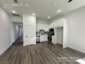 1311 Oneal St in Commerce, TX - Building Photo - Building Photo