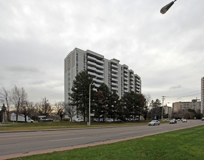 6161 Bathurst St in Toronto, ON - Building Photo - Building Photo