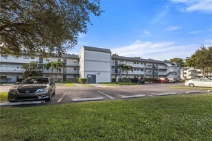 8421 Lagos De Campo Blvd in Tamarac, FL - Building Photo