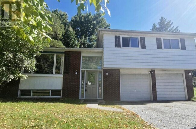 17 Larkdale Crescent in Angus, ON - Building Photo - Building Photo