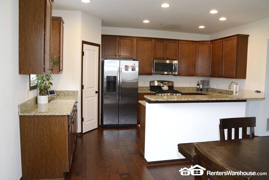 9580 Madison Dr in Chanhassen, MN - Building Photo