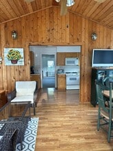 25 Squiretown Rd in Hampton Bays, NY - Foto de edificio - Building Photo