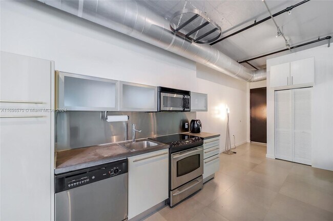 1700 Meridian Ave, Unit 310 in Miami Beach, FL - Building Photo - Building Photo