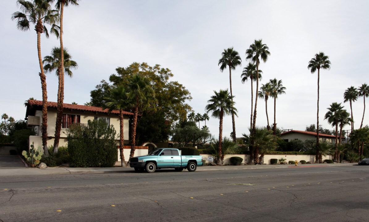 550 S El Cielo Rd in Palm Springs, CA - Building Photo